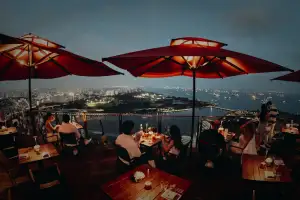엘베서 아내 내리자 다른 여성 엉덩이 만진 남성 “550만원” 제안했으나… 싱가포르 철창행