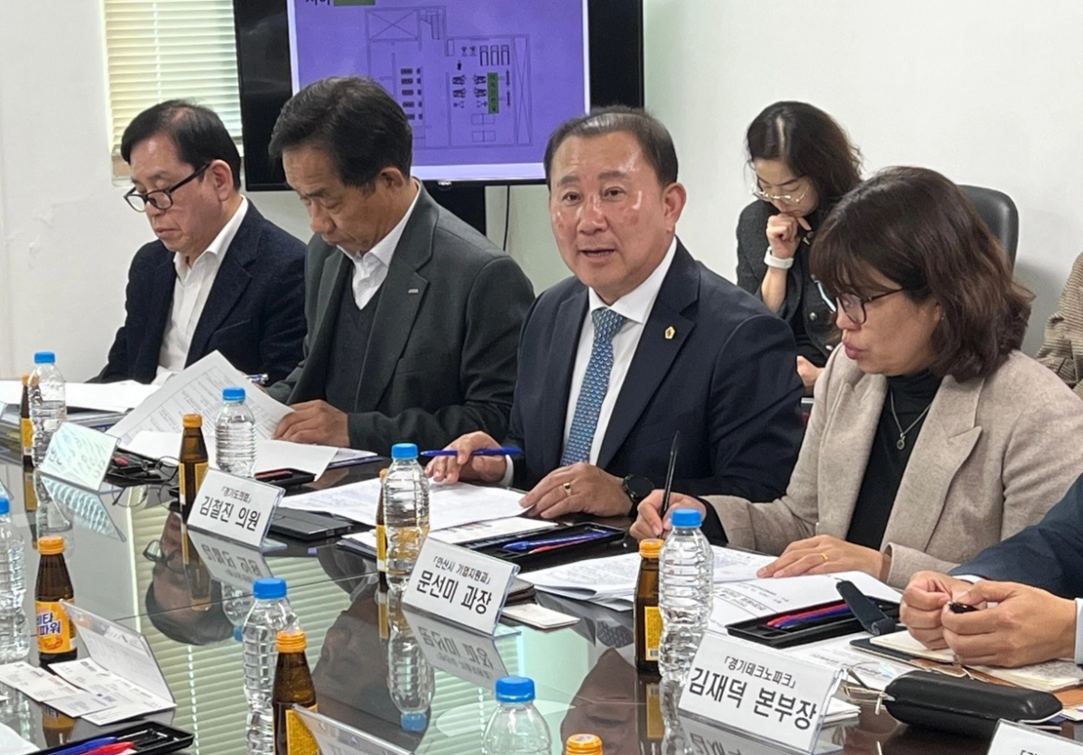 김철진 의원이 중소기업 현장애로 청취 간담회를 진행하고 있다. (사진=경기도의회)