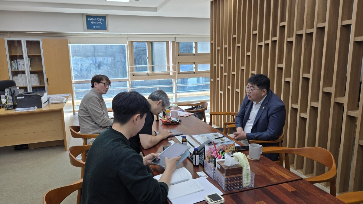 김진명 의원이 10월 22일 경기북부청사에서 철도정책과, 하천과 관계자들과 월판선·운중천 사업 추진현황을 점검하며 주민 불편 해소 방안을 논의하고 있다. (사진=경기도의회)