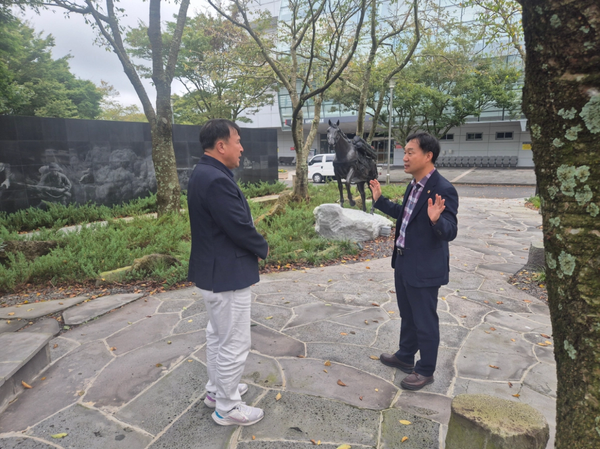 10월 22일 한국마사회 제주본부를 방문한 윤종영 의원이 한국마사회 제주운영지원부 진창득 부장을 만나 레클리스 기념행사의 진행 현황과 향후 발전 방향 등에 대한 의견을 공유하고 있다. (사진=경기도의회)