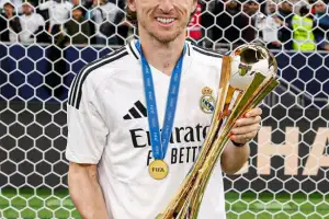 “신고식 싫다더니”…선수단 전체에 100만원대 아이폰 쏜 ‘축구 스타’ 정체