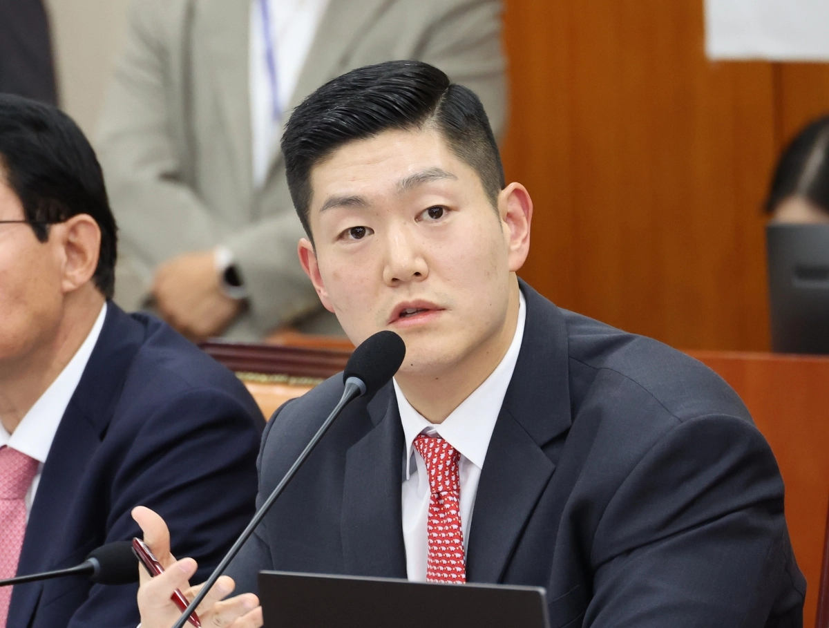 김재섭 국민의힘 의원이 지난 20일 서울 여의도 국회에서 열린 정무위원회 국정감사에서 질의를 하고 있다. 2025.10.20. 뉴시스