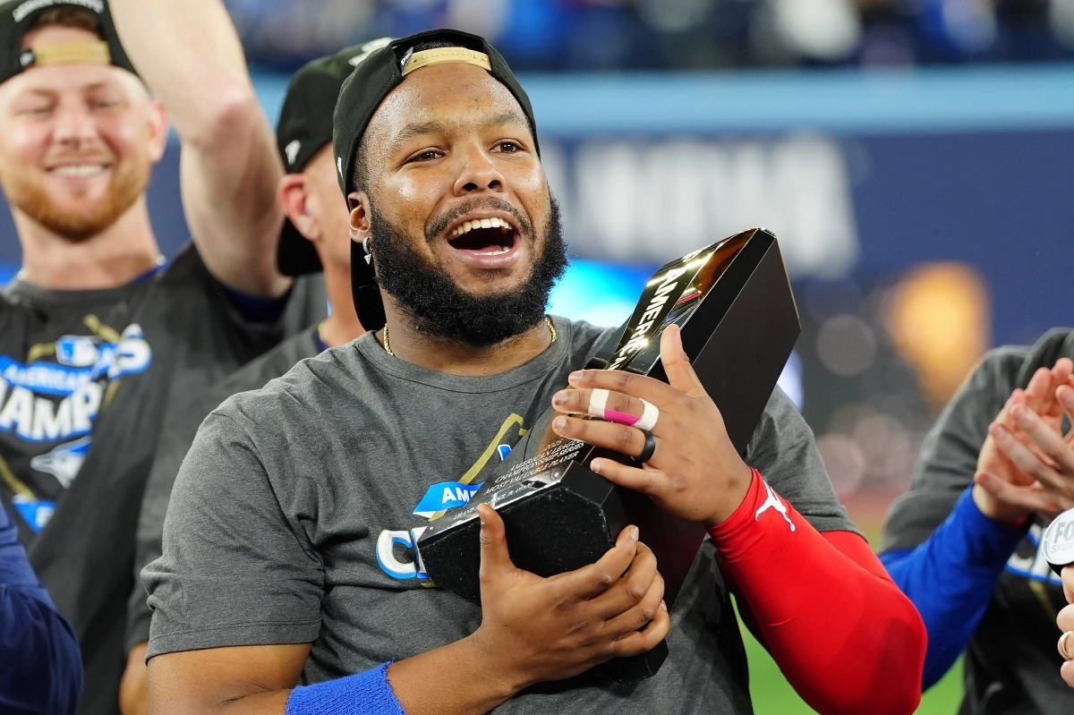 토론토 블루제이스 블라디미르 게레로 주니어가 21일(한국시간) 캐나다 온타리오주 토론토 로저스센터에서 열린 시애틀 매리너스와 2025 MLB 아메리칸리그 챔피언십시리즈(ALCS) 최종 7차전에서 4-3으로 승리한 뒤 시리즈 최우수선수(MVP) 트로피를 들고 기뻐하고 있다. AP 연합뉴스