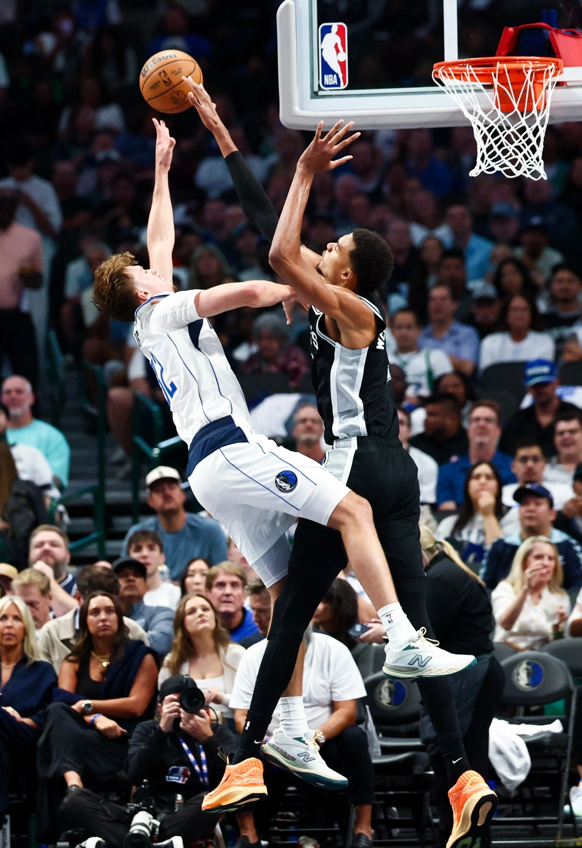 샌안토니오 스퍼스 빅토르 웸반야마가 23일(한국시간) 미국 텍사스주 댈러스의 아메리칸 에어라인스 센터에서 열린 2025~26 미국 프로농구(NBA) 정규시즌 댈러스 매버릭스와의 원정 경기에서 쿠퍼 플래그를 막고 있다. 로이터 연합뉴스