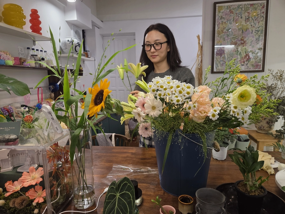 경북 경주에서 식물 편집숍 딥인투네이처를 운영 중인 김해리 대표.   김형엽 기자