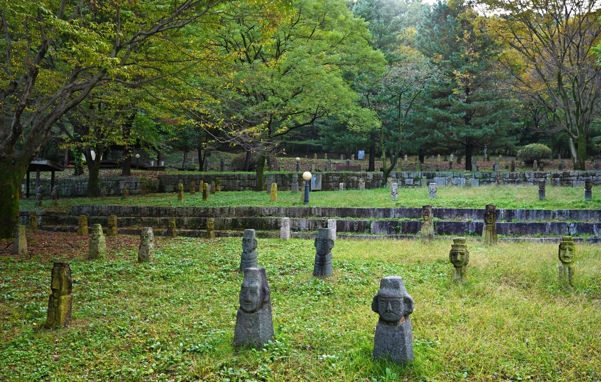 청주박물관 뒤편의 휴식 공간.