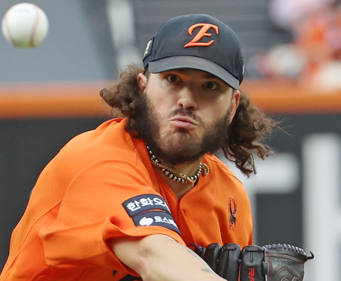 18일 대전 한화생명볼파크에서 열린 2025 프로야구 포스트시즌 플레이오프 1차전 삼성 라이온즈와 한화 이글스의 경기에서 한화 선발 폰세가 역투하고 있다. 2025.10.18 대전 연합뉴스