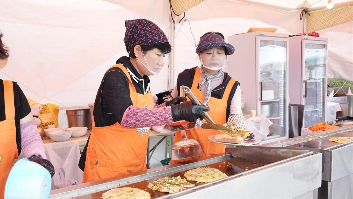 지난 17일부터 19일까지 열린 ‘제8회 제주광어 대축제’에서 축제 관계자들이 광어해물파전을 만들고 있다. 제주도 제공