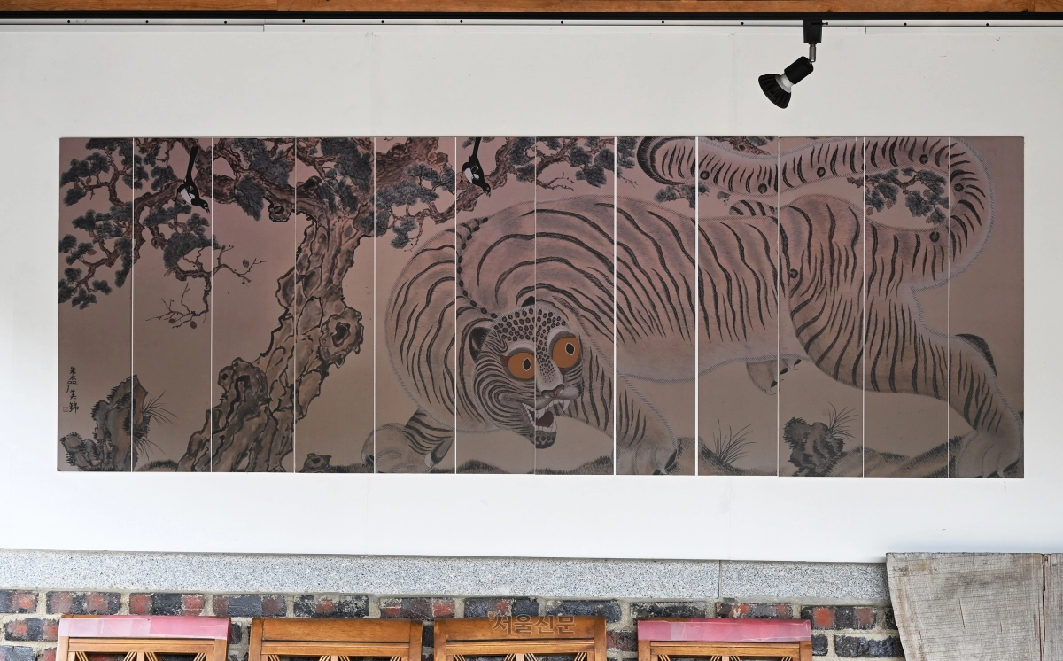 엄미금 작가의 ‘대호도’. 조자용 선생이 보자마자 타고 간 지프차와 즉석에서 바꿨다는 ‘대호도’를 그대로 그린 임모도다.