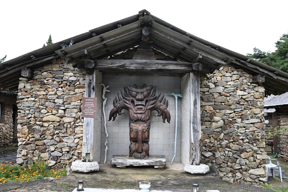 연꽃 위에 선 왕도깨비 조각. 축구응원단 ‘붉은악마’의 상징물 ‘치우천왕’에서 보듯 전래의 도깨비는 잡귀와 달리 인간을 보호하는 존재다.