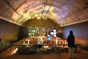 한 발짝! 느린 그곳, 어두울수록 빛나고… 깊고 높은 파도 아래 예술의 영감 숨 쉬네