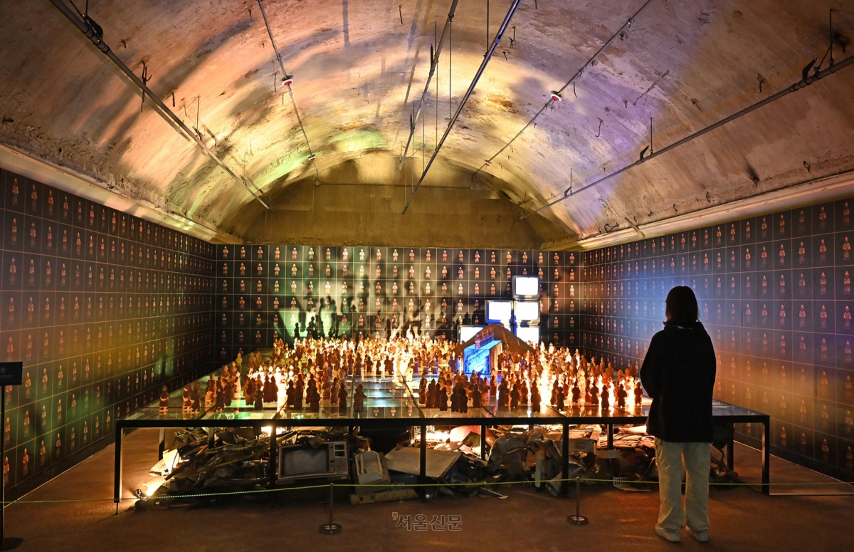 옛 전시 대비시설을 문화공간으로 다시 꾸민 청주 ‘당산 생각의 벙커’. 사진은 베니스비엔날레 특별상 수상작인 전수천 작가의 ‘방황하는 혹성들의 토우-그 한국인의 정신’.