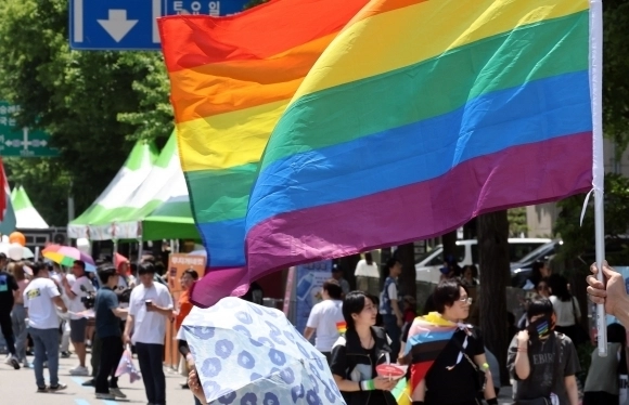 1일 오후 서울 종각역 일대에서 열린 ‘2024 서울퀴어문화축제’에서 참가자들이 축제를 즐기고 있다. 2024.6.1 뉴스1