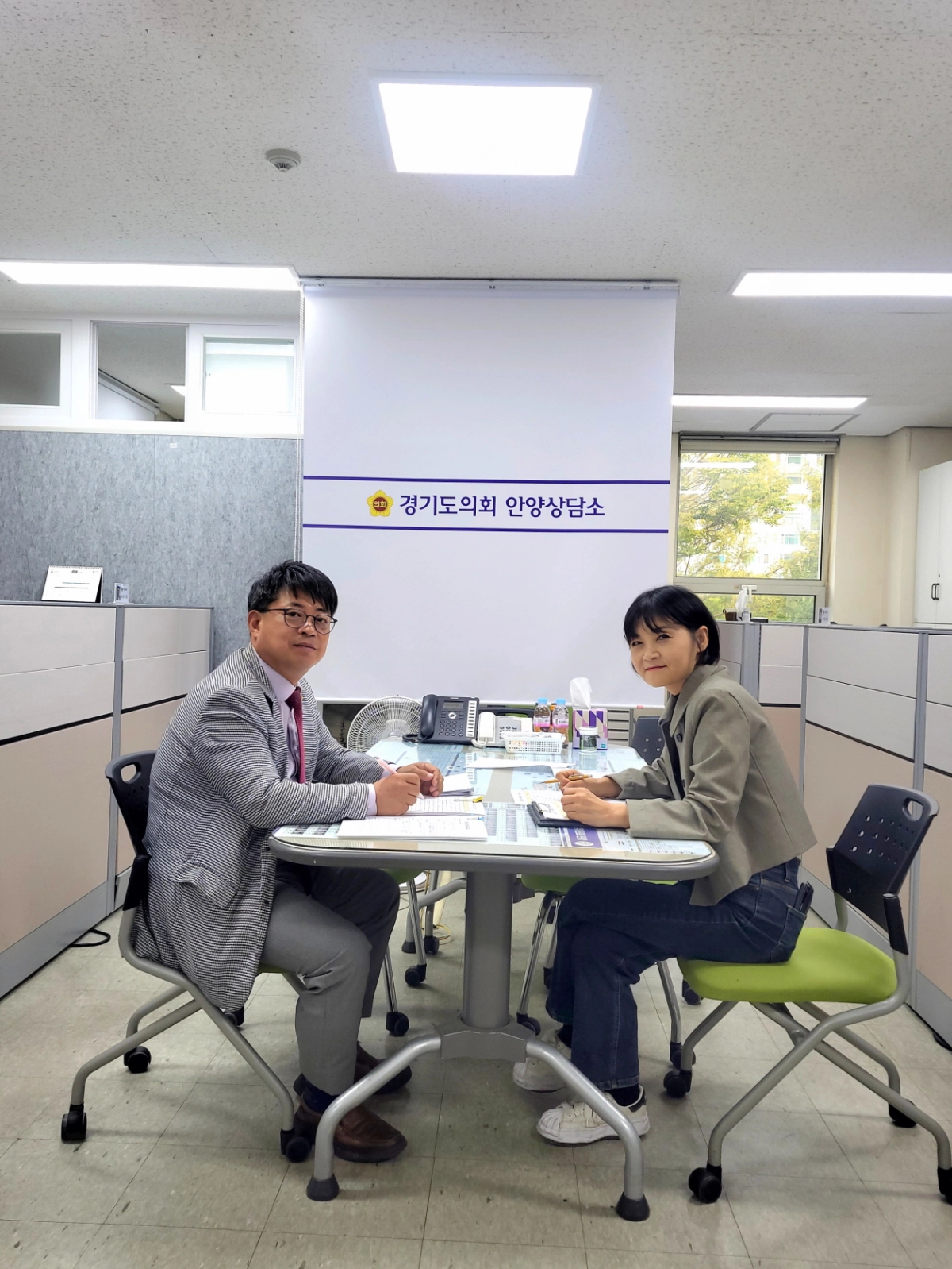 김재훈 의원이 도의회 안양상담소에서 안양시 예산법무과 관계자와 안양시청 강당 영상표출 개선 등 지역 핵심사업 논의 후 기념촬영을 하고 있다. (사진=경기도의회)