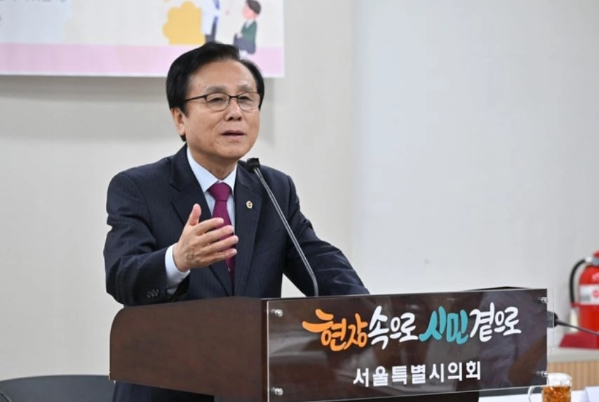 개회사를 하고 있는 강석주 의원