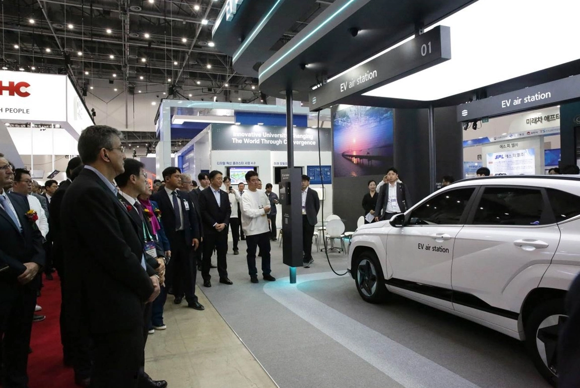 ㈜한화 건설부문이 ‘2025 대한민국 미래모빌리티엑스포’에 참가해 천장형 전기차 충전 시스템 ‘EV air station’을 선보이고 있다. 한화 건설부문 제공