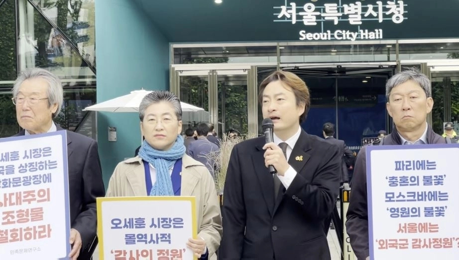 기자회견에서 발언중인 박유진 의원