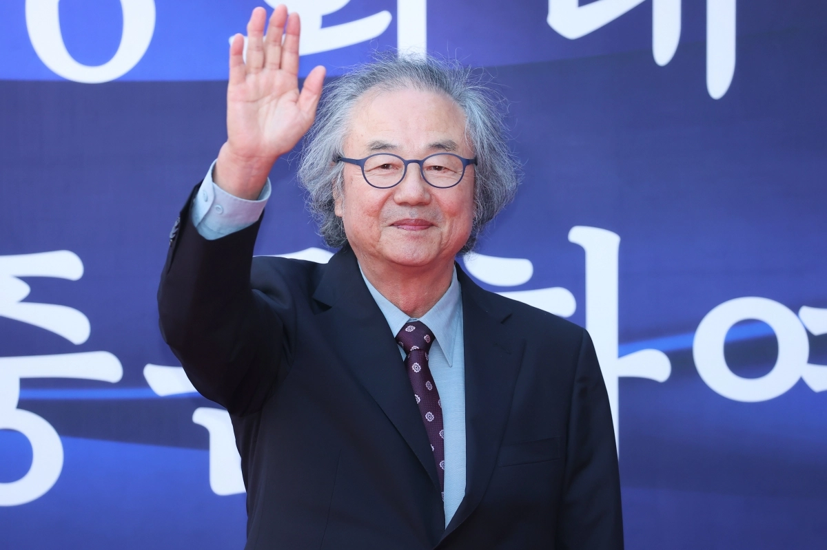 배우 정동환이 23일 오후 서울 중구 국립극장 해오름극장에서 열린 ‘2025 대한민국 대중문화예술상’ 시상식 레드카펫 행사에서 포즈를 취하고 있다. 2025.10.23 연합뉴스