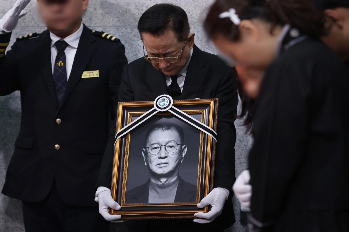 이홍렬이 28일 서울 영등포구 여의도 KBS 신관 ‘개그콘서트’ 녹화 스튜디오에서 엄수된 동료 코미디언 전유성 노제에서 영정 사진을 들고 있다. 2025.9.28 연합뉴스