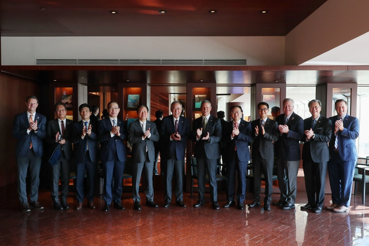 류진(왼쪽 여섯번째) 한국경제인협회 회장과 빌 리(일곱번째) 테네시 주지사가 24일 서울 용산구 그랜드하얏트서울에서 기업인들과 만나 간담회를 마친 뒤 기념촬영하고 있다. 한경협 제공