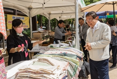 김경호 서울 광진구청장이 지난해 중소기업 제품 판매전에서 상품을 살펴보고 있다.   광진구 제공