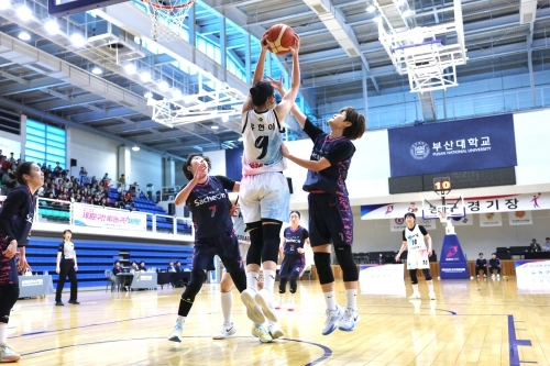 서울 서대문구청 여자농구단이 지난 23일 부산대 경암체육관에서 열린 전국체육대회 농구 결승경기에서 골을 넣고 있다.   서대문구 제공