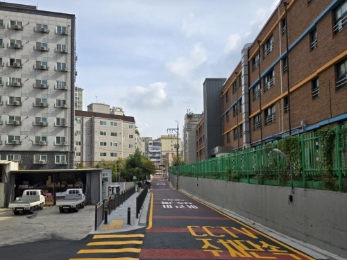 서울 구로구 고척동 고산초등학교 도로개선공사 완료 후.  구로구 제공