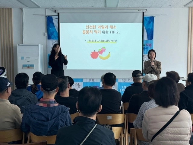 시각자료를 활용해 건강강좌를 진행하는 모습. 중랑구 제공