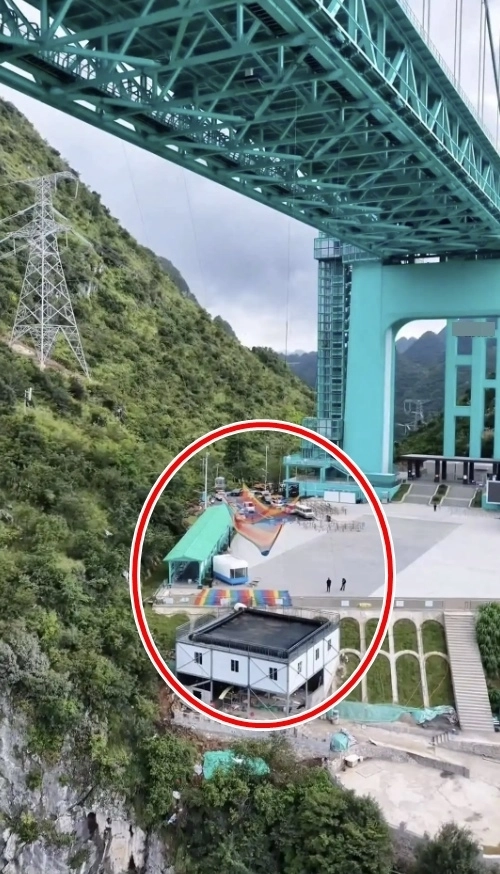 높이가 625m에 달하는 중국 구이저우성 화강협곡대교에 설치된 ‘줄 없는 번지점프’. 이용자가 몸에 로프를 달지 않고 20~50m 아래에 설치된 안전망에 뛰어내리는 구조이며, 바닥에는 에어매트가 설치돼 있다.(빨간색 원) 지난 22일 정식 운영을 시작할 예정이었으나 안전성 논란에 잠정 보류됐다. 자료 : 바이두