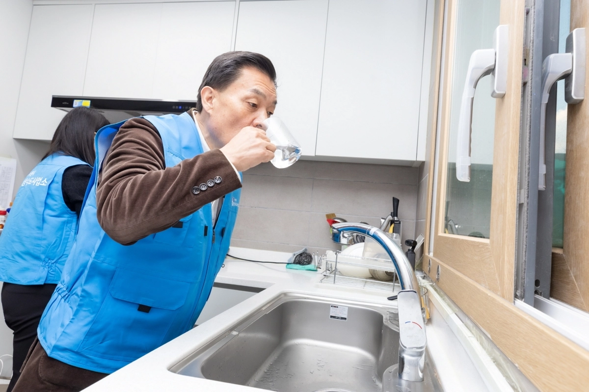 이재준 수원시장이 23일 파장동 공동주택단지 경로당에서 수돗물을 시음하고 있다. (수원시 제공)