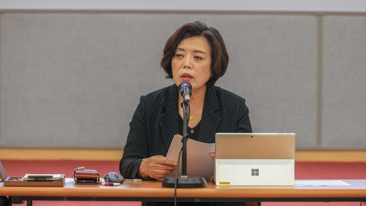 24일 신계용 과천시장이 10·15 부동산 대책 관련된 관계 부서 회의를 주재하고 있다. (과천시 제공)