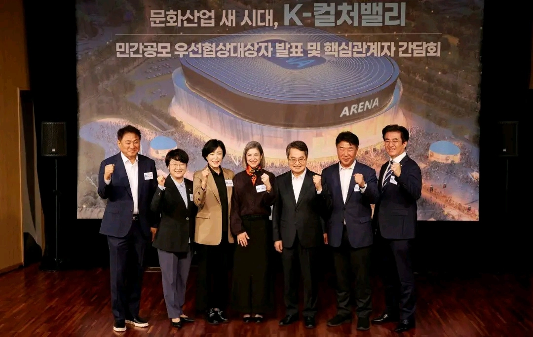 고은정 의원이 23일 고양시 빛마루 방송지원센터에서 열린 ‘K-컬처밸리 우선협상대상자 발표 및 핵심관계자 간담회’에 참석해 기념촬영을 하고 있다. (사진=경기도의회)