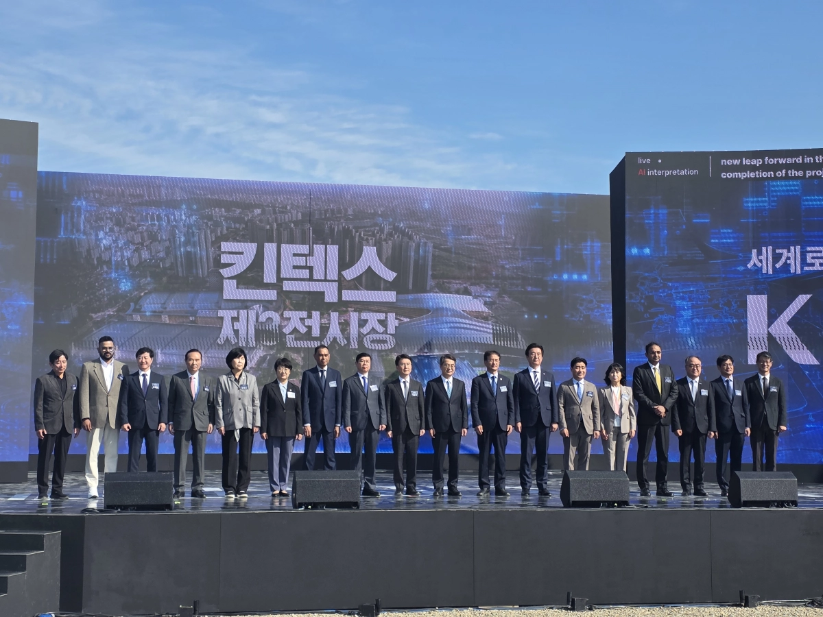 10월 23일 고양시 킨텍스 제3전시장 건립부지에서 열린 ‘킨텍스 제3전시장 착공식’에 참석한 김완규 의원이 내빈들과 기념촬영을 하고 있다. (사진=경기도의회)