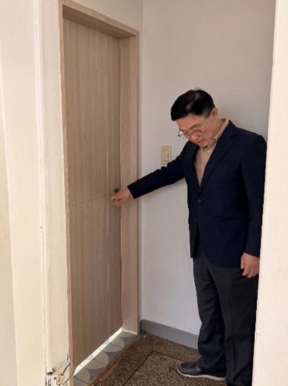 공사가 완료된 금천구 럭키아파트 경로당을 찾아 시설개선 현황을 점검한 최기찬 의원