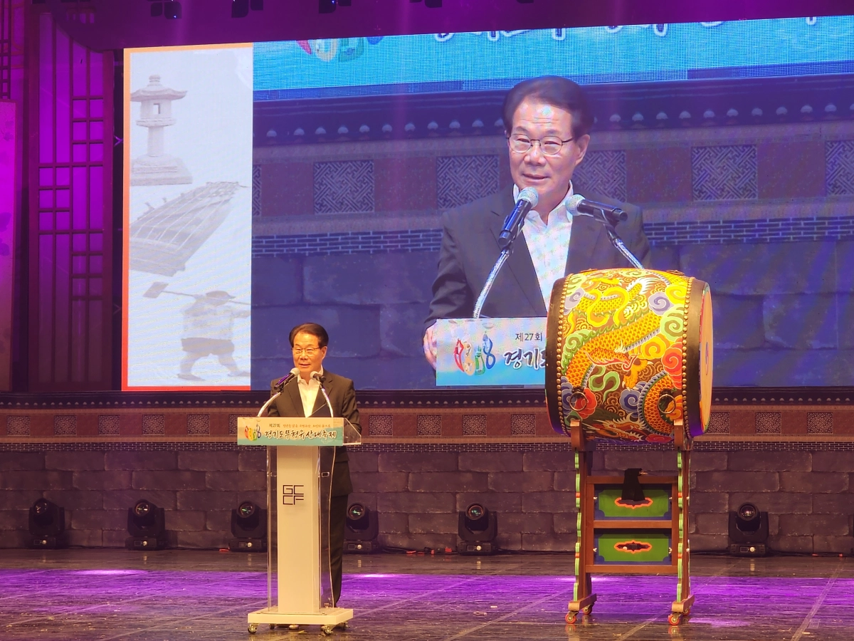 유영두 의원이 24일 광주시 문화예술의전당에서 열린 ‘제27회 경기도 무형유산 대축제’ 개막식에 참석해 축사를 하고 있다. (사진=경기도의회)