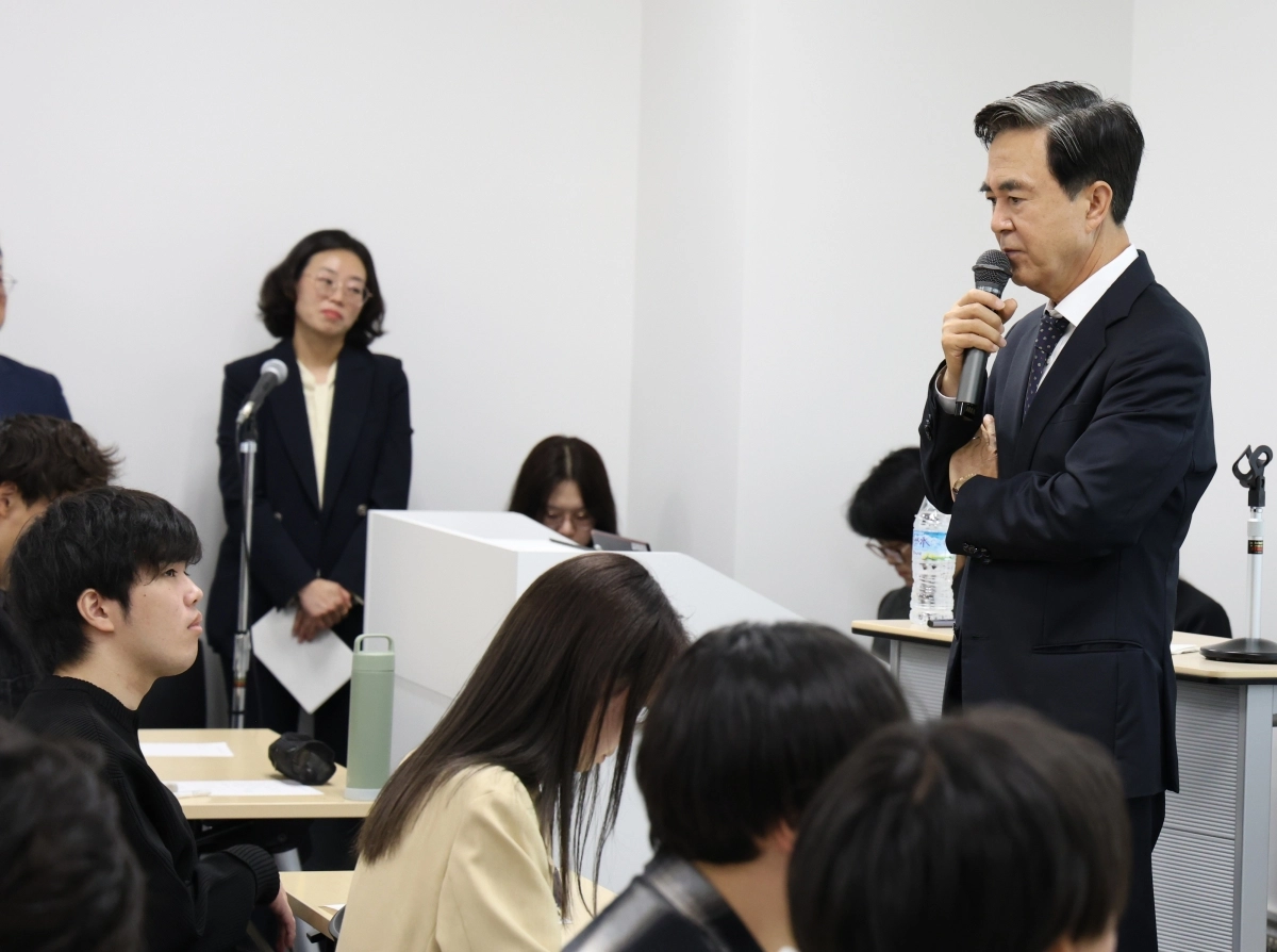 김태흠 지사가 24일 일본 야마토대학에서 정치경제학부 1학년 학생들을 대상으로 강의하고 있다. 도 제공