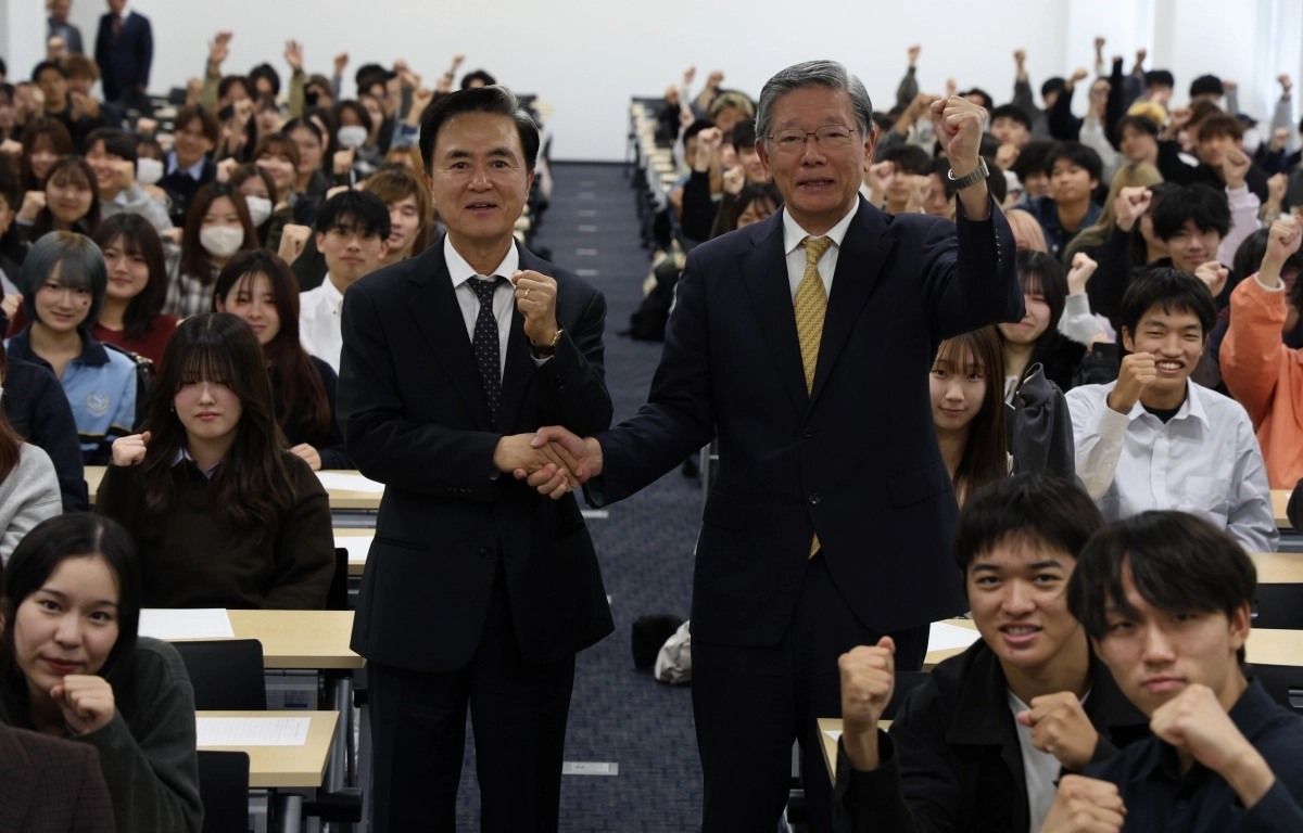 김태흠 지사가 24일 일본 야마토대학을 방문, 정치경제학부 1학년 학생들을 대상으로 특강을 가졌다. 도 제공