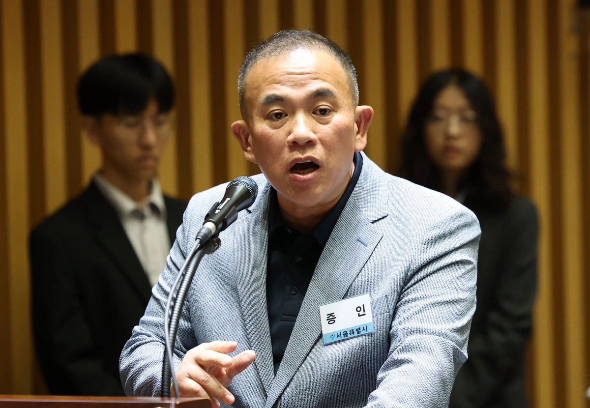 명태균씨가 23일 서울시청에서 열린 국회 행정안전위원회의 서울특별시에 대한 국정감사에 증인으로 출석해 의원 질의에 답변하고 있다. 2025.10.23. 뉴시스