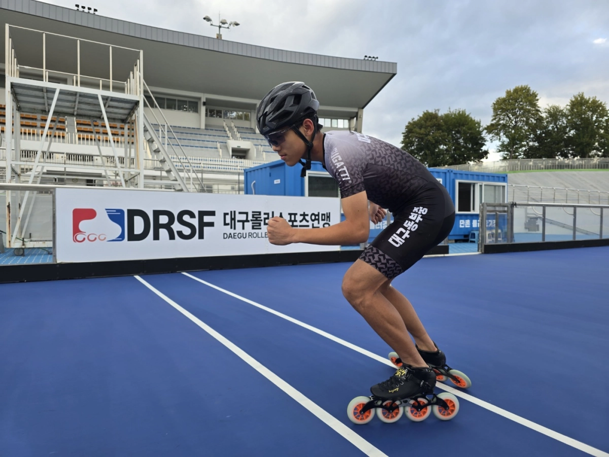 롤러 유소년 국가대표로 선발된 대구 동부중 장민기 선수가 수성구 만촌동 인라인롤러경기장에서 출발선에 서 있다. 동부중 제공