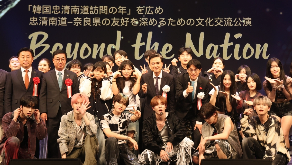 일본 나라현 ‘나라 100년 회관’에서 ‘비욘드 더 네이션(Beyound the Nation)’ 문화교류 공연후 기념 촬영을 하고 있다. 도 제공