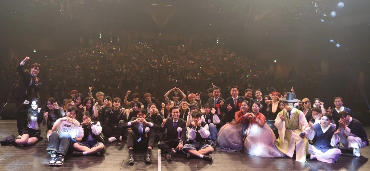 일본 나라현 ‘나라 100년 회관’에서 ‘비욘드 더 네이션(Beyound the Nation)’ 문화교류 공연후 기념 촬영을 하고 있다. 도 제공