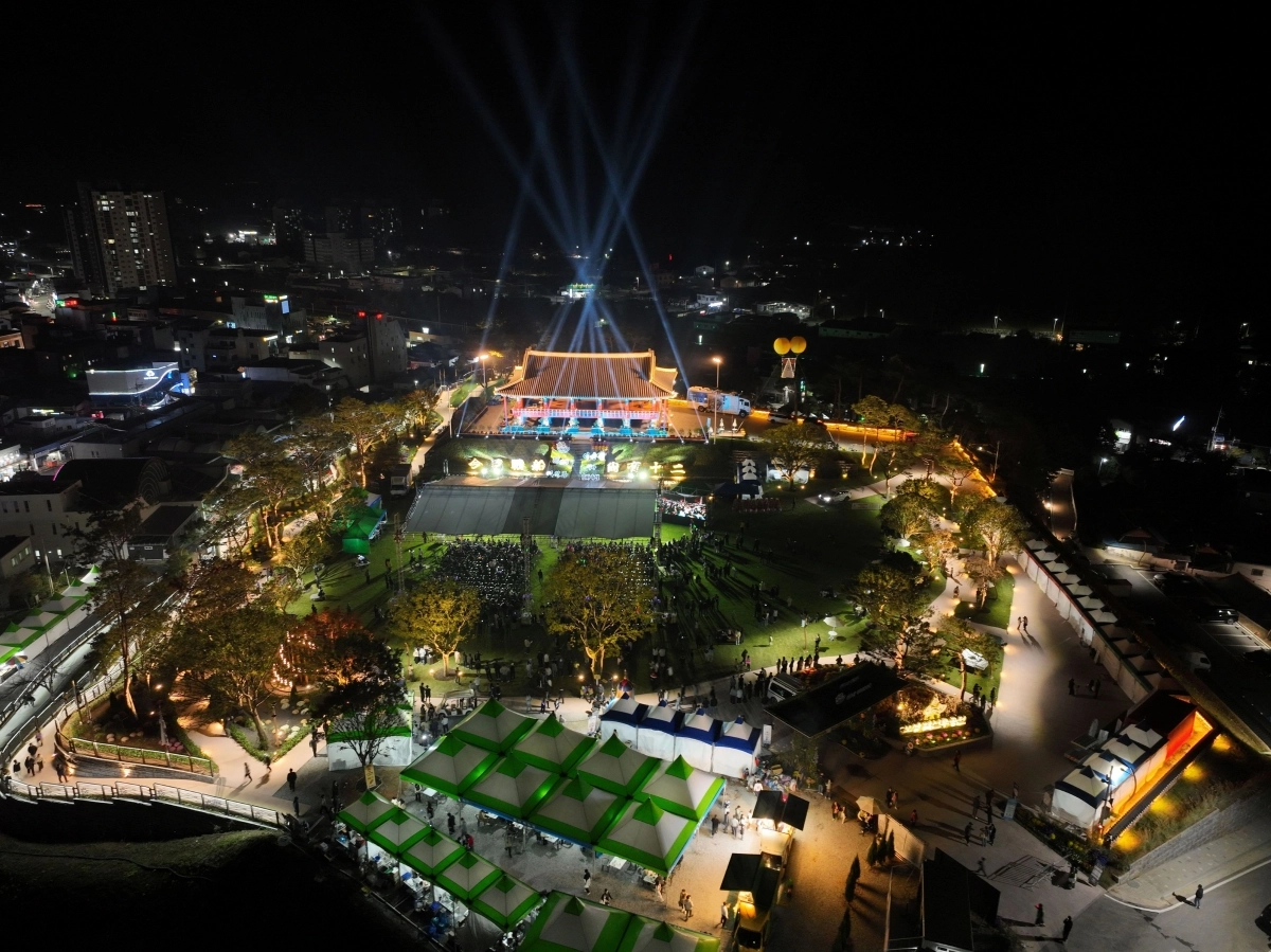 ‘제1회 보성 열선루 이순신 역사문화축제’  주무대인 열선루 야경. ‘제1회 보성 열선루 이순신 역사문화축제’  주무대인 열선루 야경.