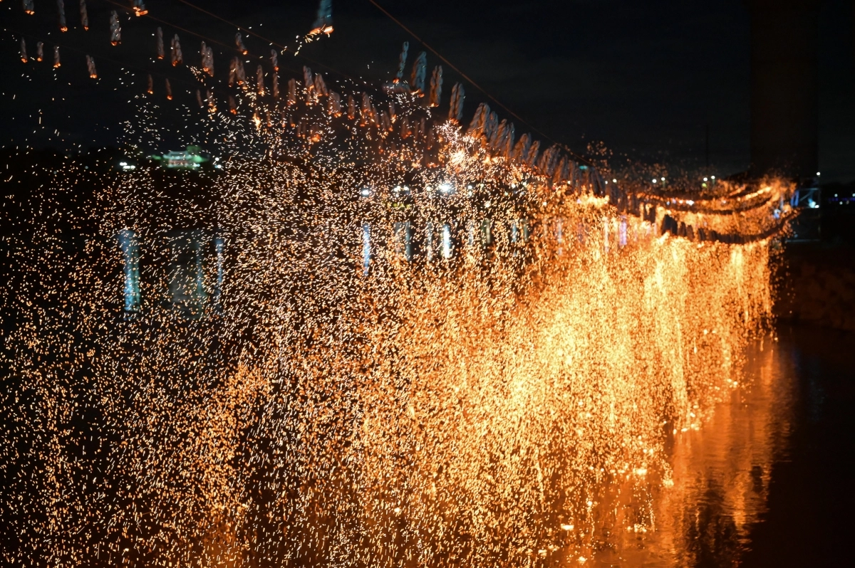 여주오곡나루축제에서 가장 인기를 끌고 있는 전통 불꽃행사 ‘낙화놀이’ 모습.