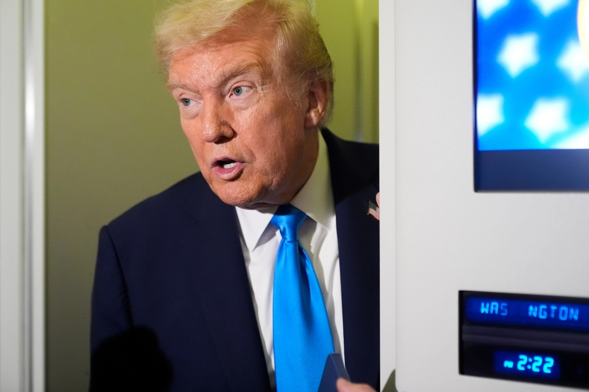 24일(현지시간) 대통령 전용기에 탑승해 기자들과 이야기를 나누는 도널드 트럼프 미국 대통령. 2025.10.25. AP 뉴시스