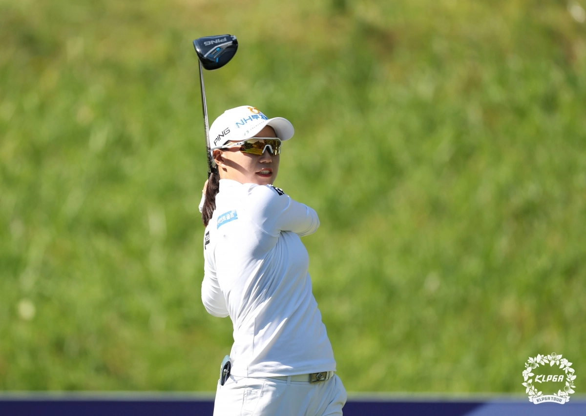 티샷하는 정윤지