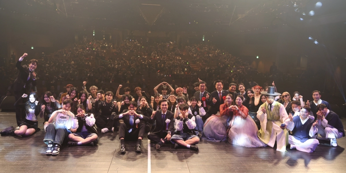 일본 나라현 ‘나라 100년 회관’에서 ‘비욘드 더 네이션(Beyound the Nation)’ 문화교류 공연후 기념 촬영을 하고 있다. 도 제공