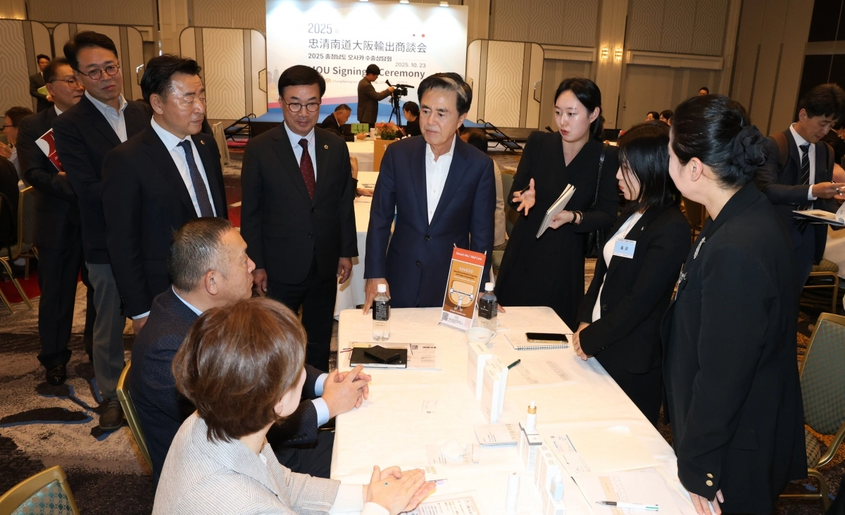 김태흠 충남지사가 일본 오사카에서 열린 수출 상담회장을 찾아 충남 K-제품 품질을 보증하며 판촉 활동을 펼치고 있다. 도 제공