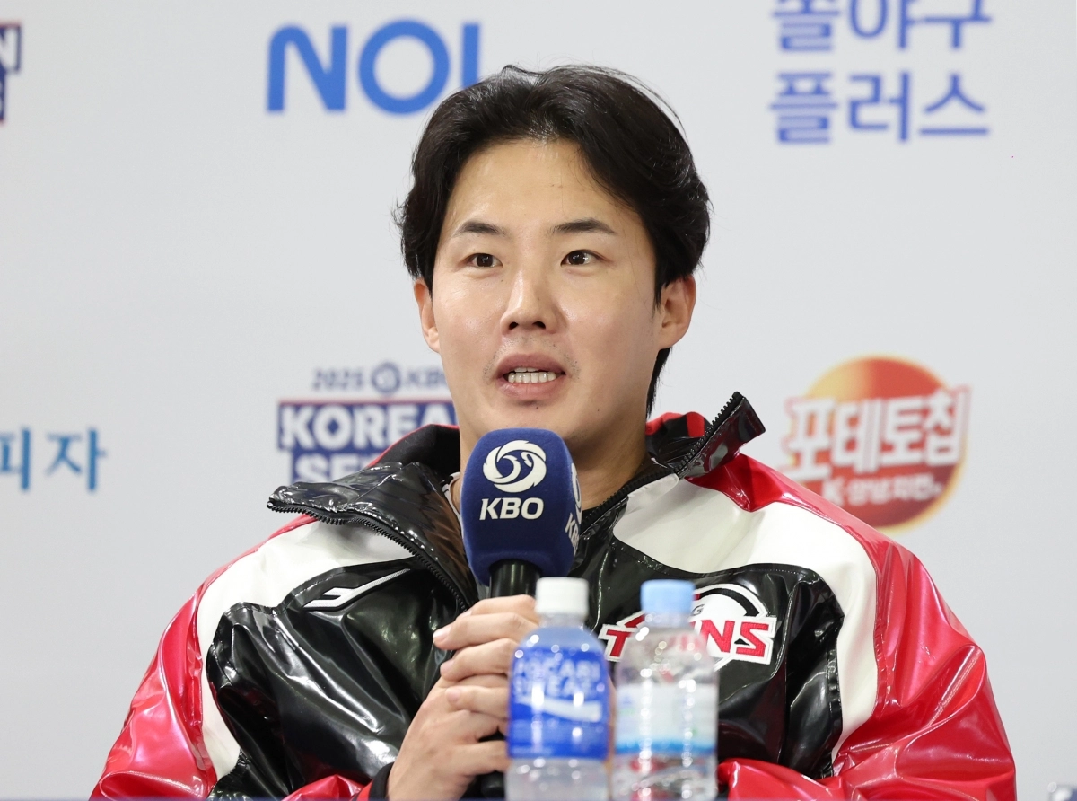 LG 트윈스 임찬규가 25일 서울 잠실야구장에서 열린 2025 KBO 한국시리즈 미디어데이에서 각오를 밝히고 있다. 뉴시스