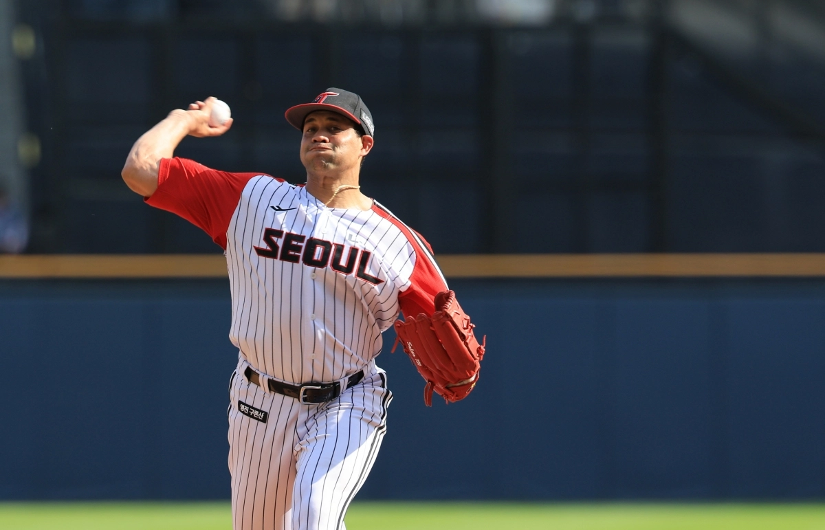 LG 트윈스 요니 치리노스가 6월 29일 서울 잠실야구장에서 열린 프로야구 2025 KBO리그 정규시즌 KIA 타이거즈와의 홈 경기에서 공을 던지고 있다. 연합뉴스