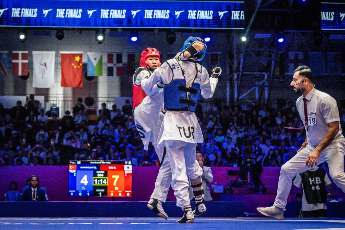 26일 중국 장쑤성 우시의 타이후 인터내셔널 엑스포 센터에서 열린 2025 세계태권도선수권대회 남자 54㎏급 결승에서 발을 뻗는 서은수(왼쪽). 세계태권도연맹 제공